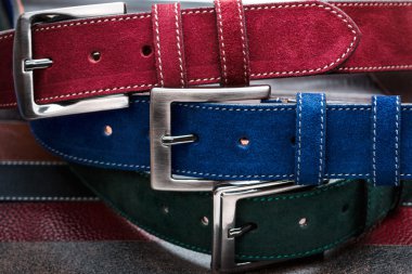 Üç süet kemerler görünümünü yakın çekim