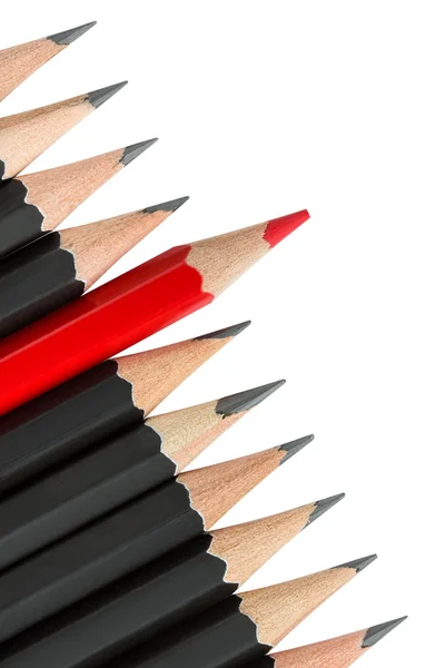 Lápiz rojo que sobresale de la fila de lápices negros — Foto de Stock