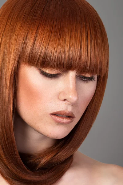 Primo piano ritratto di donna dai capelli rossi — Foto Stock