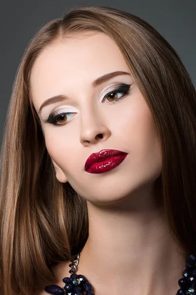 Retrato de beleza de jovem mulher de cabelos castanhos — Fotografia de Stock