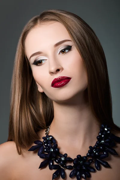 युवा भूरे बालों वाली महिला का सौंदर्य चित्र — स्टॉक फ़ोटो, इमेज
