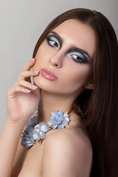 Beauty portrait of young brunette girl — Stock Photo, Image