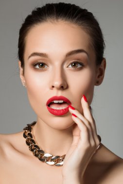 Sürpriz genç esmer kadın Güzellik Portresi