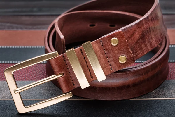 Cinturón de cuero marrón con hebilla dorada — Foto de Stock