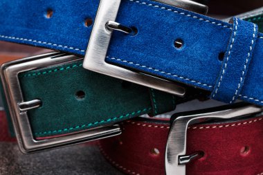 Üç süet kemerler görünümünü yakın çekim