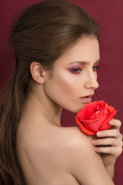 Retrato de belleza de una joven morena sosteniendo rosa roja —  Fotos de Stock