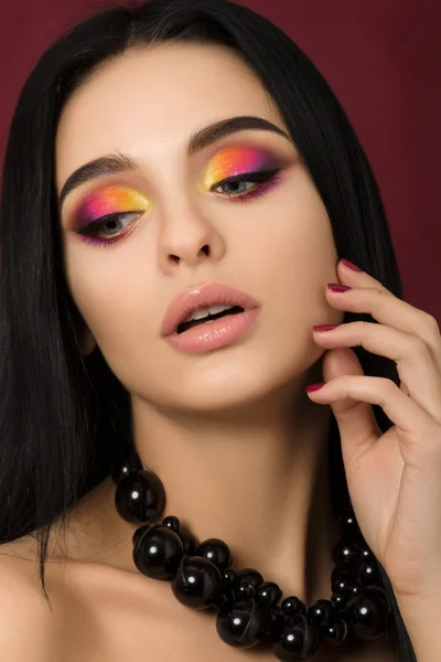 Retrato de belleza de mujer con maquillaje colorido de ojos —  Fotos de Stock