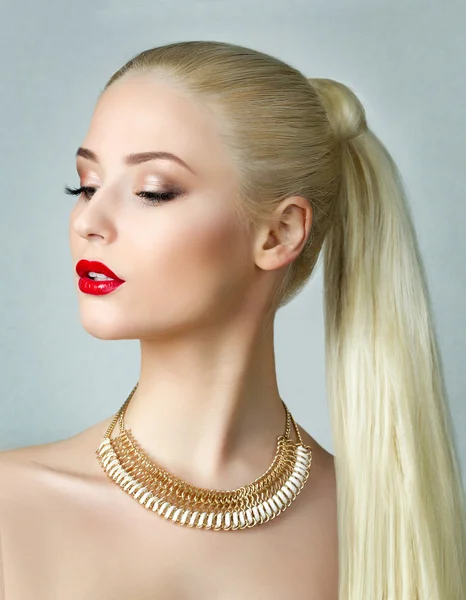 Beauty portrait of gorgeous blonde woman with ponytail — Stock Photo, Image