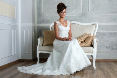 Vintage koltukta oturan genç lüks esmer gelin