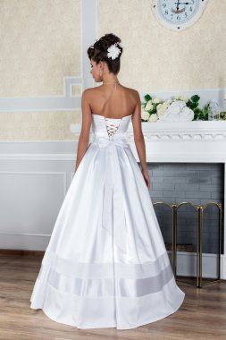 Lüks gelinlikle duran genç güzel gelin