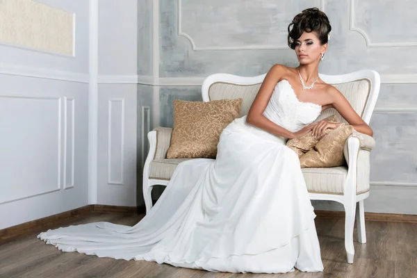 Portrait of young luxurious brunette bride — Stock Photo, Image