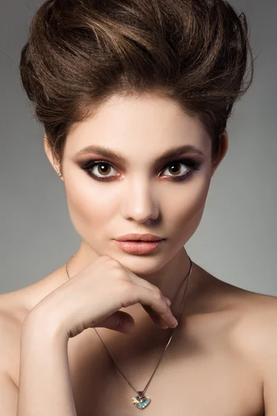 Close-up portrait of young beautiful brunette woman — Stock Photo, Image