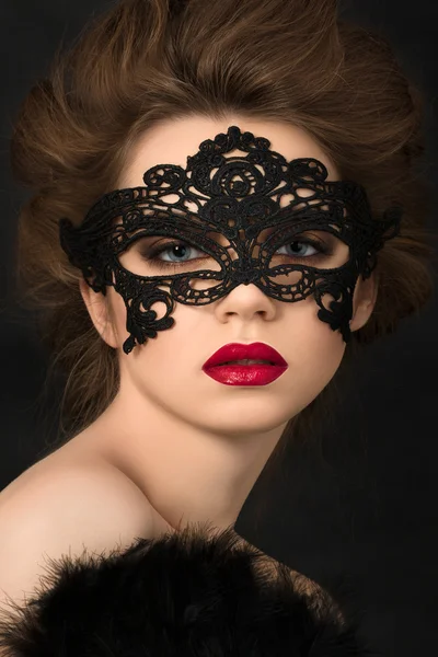 Портрет молодой очаровательной женщины в черной маске для вечеринки — стоковое фото