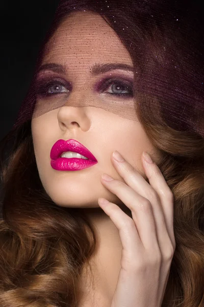 Портрет молодой красивой женщины с розовыми губами — стоковое фото