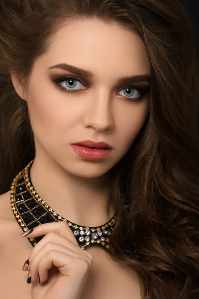 Portret młodej kobiety piękna brunetka — Zdjęcie stockowe