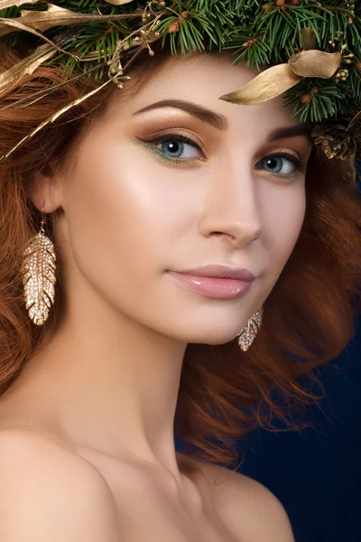 Ritratto di giovane bella donna dai capelli rossi con ghirlanda di abete — Foto Stock