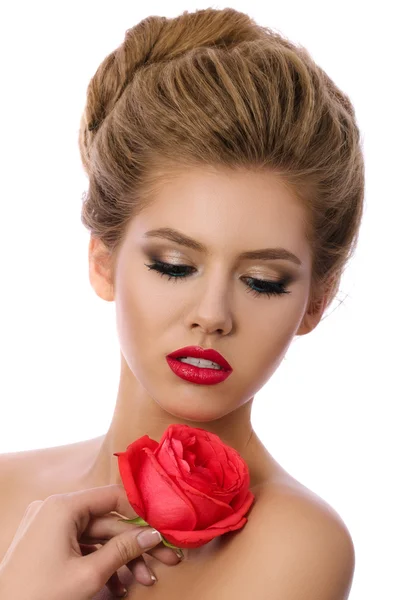 年轻漂亮的女人举着红玫瑰的肖像 — 图库照片
