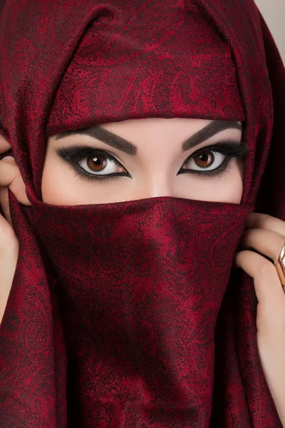 Portrait of beautiful arabian girl hiding her face — Stock Photo, Image