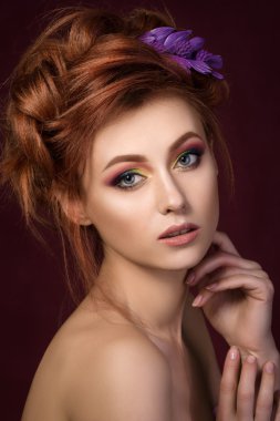 Mor saç-slayt ile güzel kırmızı saçlı kadın portresi