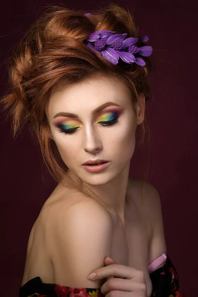 Portrét krásné redhaired ženy s barevnými kreativní ma — Stock fotografie