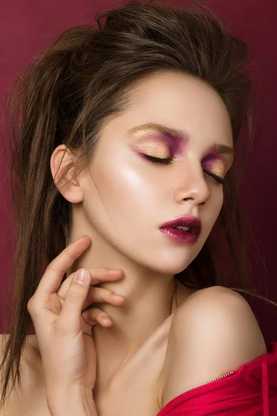 Beauty portrait of young brunette woman with modern salon makeup — Stock Photo, Image