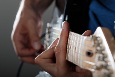 Elektro gitar çalmak adamın elleri