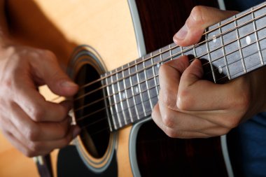 akustik gitar çalan şarkı performans