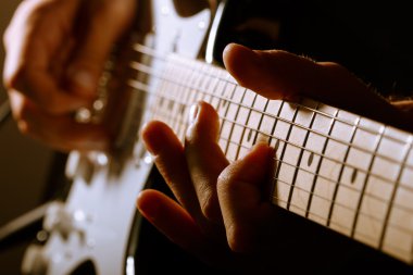 Elektro gitar çalmak adamın elleri