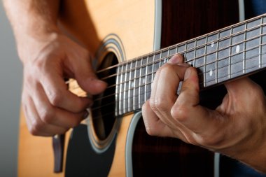 akustik gitar çalan şarkı performans