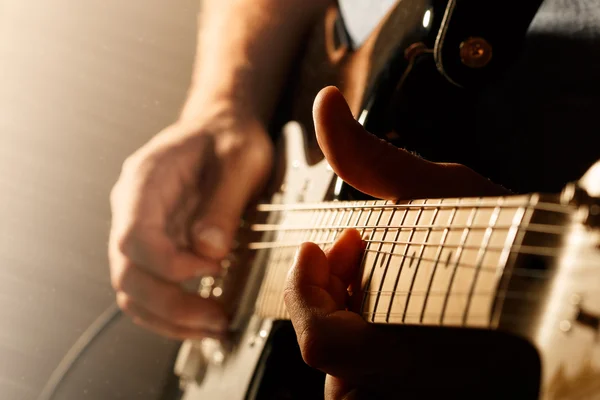 Uomo che suona la chitarra elettrica — Foto Stock