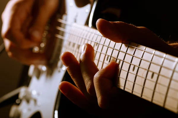 Ruce člověka hrát elektrická kytara — Stock fotografie