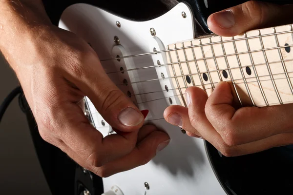 Mãos de homem tocando guitarra elétrica close-up — Fotografia de Stock