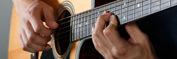 Acoustic guitar player performing song — Stock Photo, Image