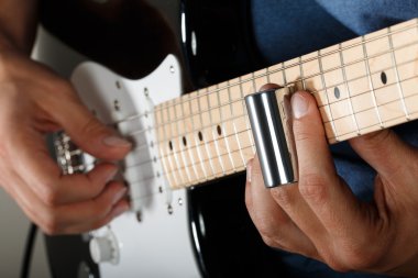 Elektrik gitar çalan şarkı performans