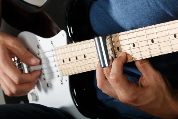 Elektrická kytara hráč provádějící píseň — Stock fotografie