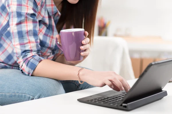 Primer plano de las manos de una mujer escribiendo en un portátil — Foto de Stock