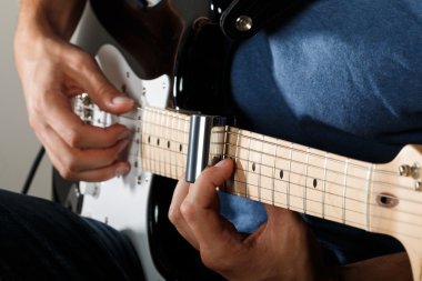 Elektrik gitar çalan şarkı performans