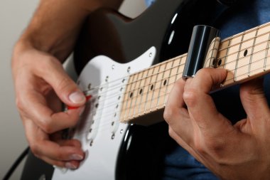 Elektrik gitar çalan şarkı performans