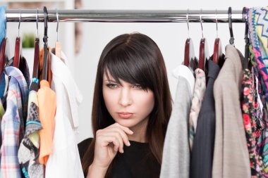 Clothesc ile raf yakınındaki güzel genç kadın