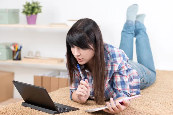 Tiener meisje studeren thuis — Stockfoto