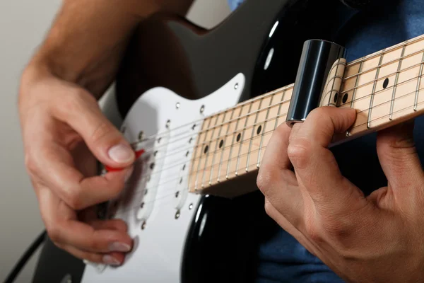 Electric guitar player performing song — Stock Photo, Image