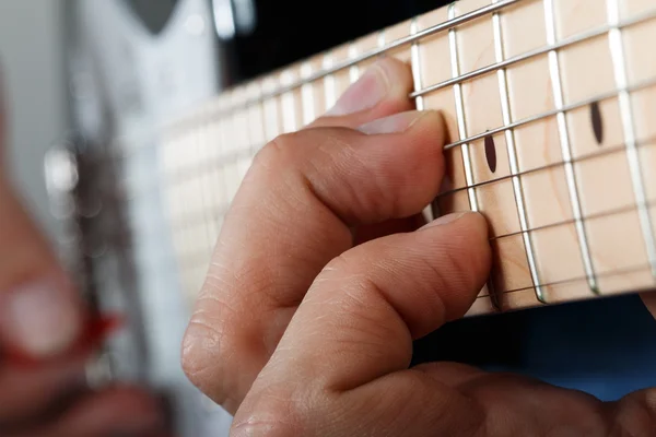 Handen van man elektrische gitaar spelen — Stockfoto