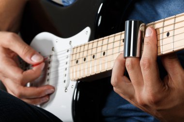 Elektrik gitar çalan şarkı performans