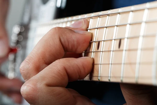 Mãos de homem tocando guitarra elétrica — Fotografia de Stock
