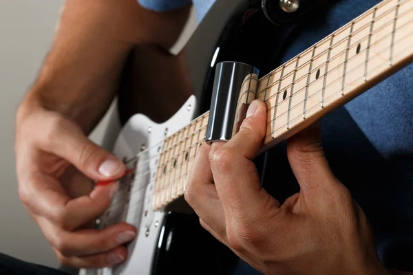 Electric guitar player performing song — Stock Photo, Image