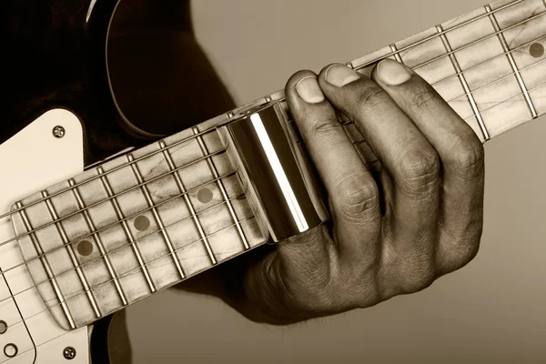 Mains d'homme jouant de la guitare électrique — Photo