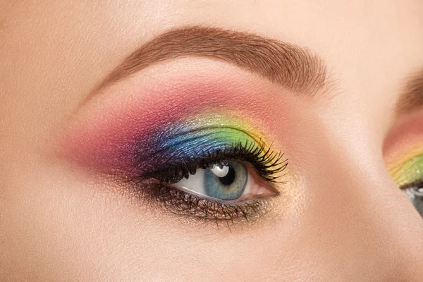 Detailní pohled na modré ženské oko s krásnou moderní kreativní — Stock fotografie