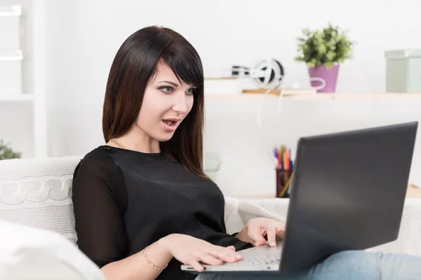 Mooie jonge brunette in laptop te typen — Stockfoto