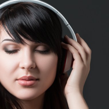 Yakın çekim portre genç kadının müzik