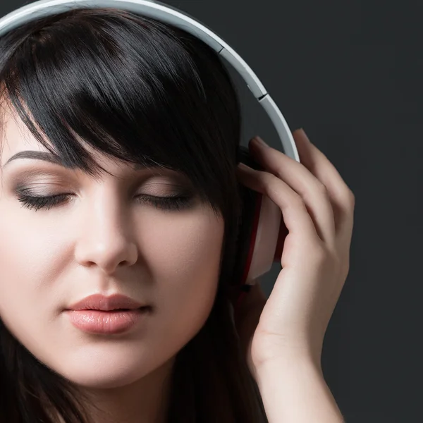 Retrato de cerca de una joven escuchando música —  Fotos de Stock